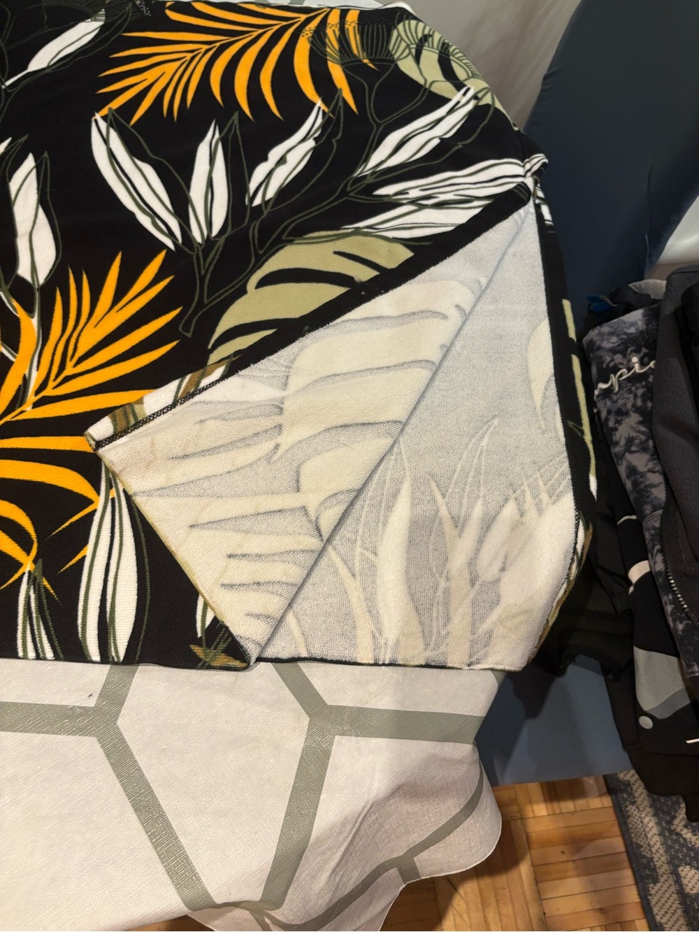 3/15$ Black Tropical Print towel - Yellow & Olive - Picture 4 of 4